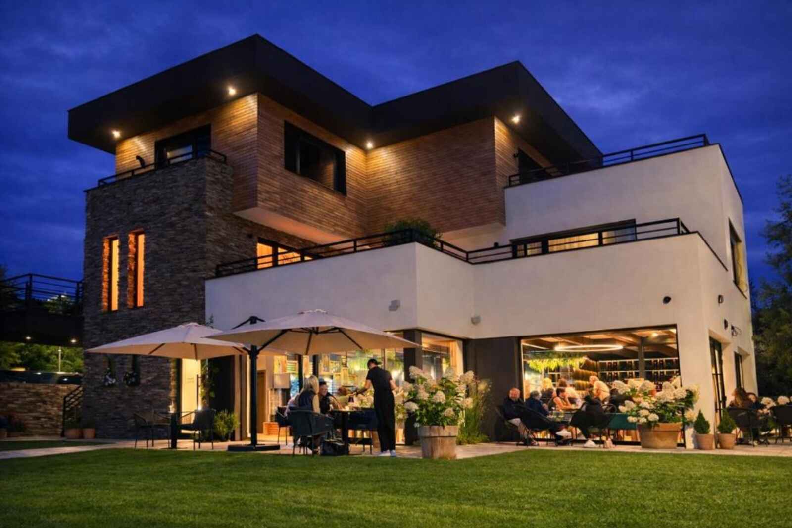 Pinot Noir Apartments & Wine Bar
